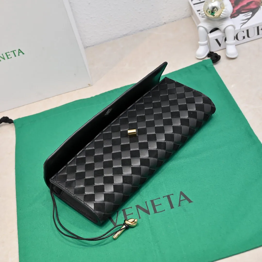 Batch 1360 #Bv New Deerskin Clutch 🎈 The deerskin brown bag with extra points for autumn and winter is so beautiful~🍂 Made of classic woven sheepskin and deerskin, it looks like Maillard for autumn and winter🤎 It can be held by hand, carried by hand or carried under the arm. The metal knot embellishment exudes temperament and nobility~ , equipped with a zipper compartment inside, it is a good companion for your daily life🧑‍❤️‍💋‍🧑, whether you are walking on the red carpet or attending a dinner, it will add a unique charm to you💞 Model: 1511 Size: 31x13x3